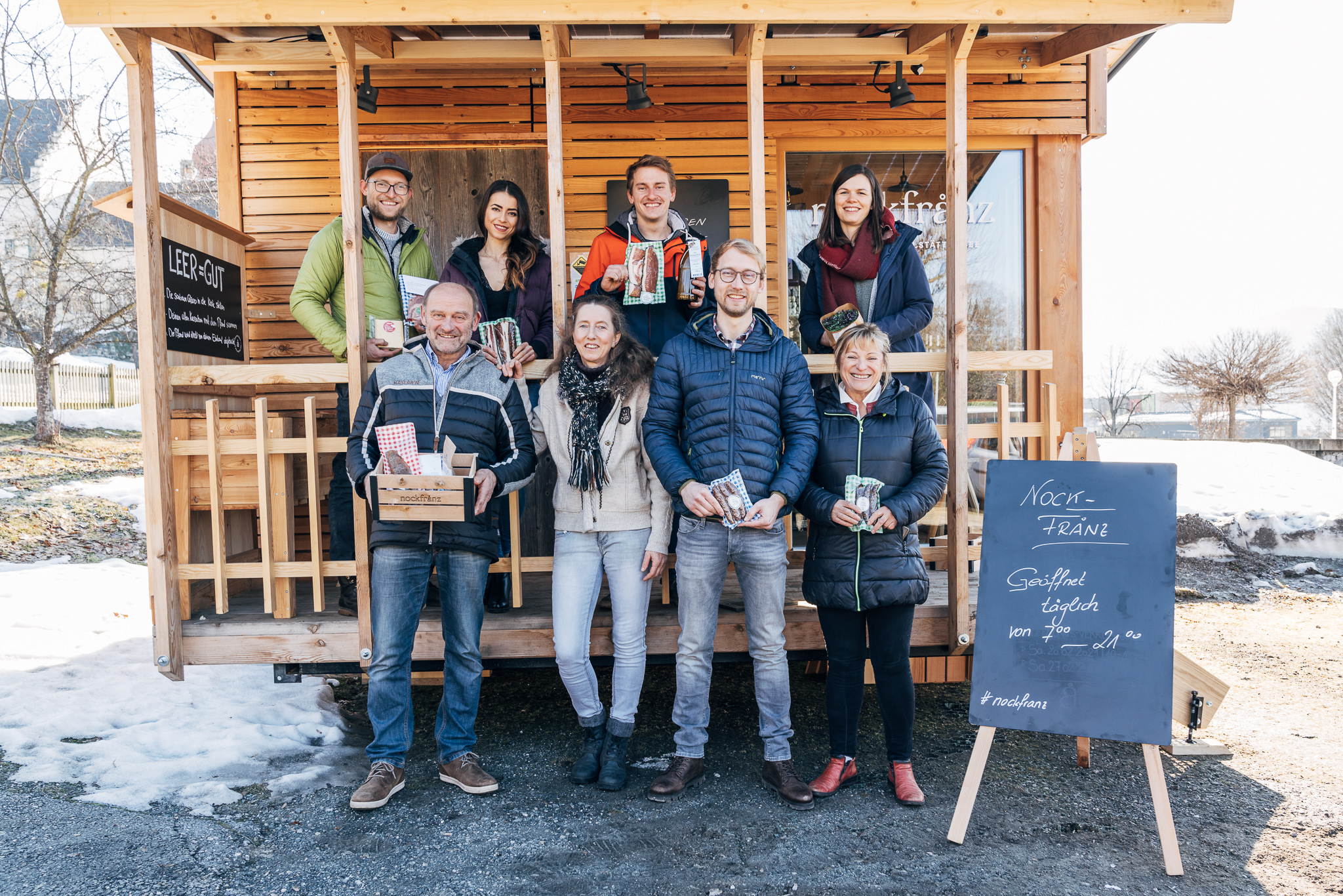 Familie Glabischnig von der Alexanderhütte vor ihrem mobilen Hofladen nockfranz im Slow Food Village Millstatt.