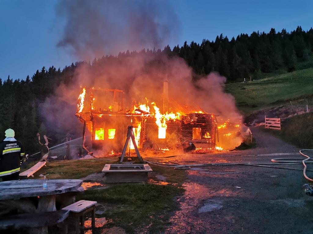 Die Sennerei der AlexanderAlm im Vollbrand. Die gegenüberliegende Alexanderhütte konnte vor den Flammen geschützt werden.
