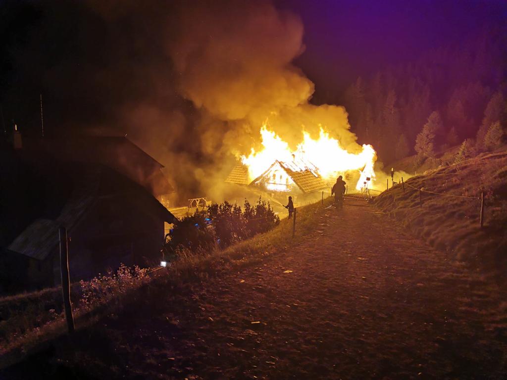 Die Sennerei der AlexanderAlm im Vollbrand. Die gegenüberliegende Alexanderhütte konnte vor den Flammen geschützt werden.