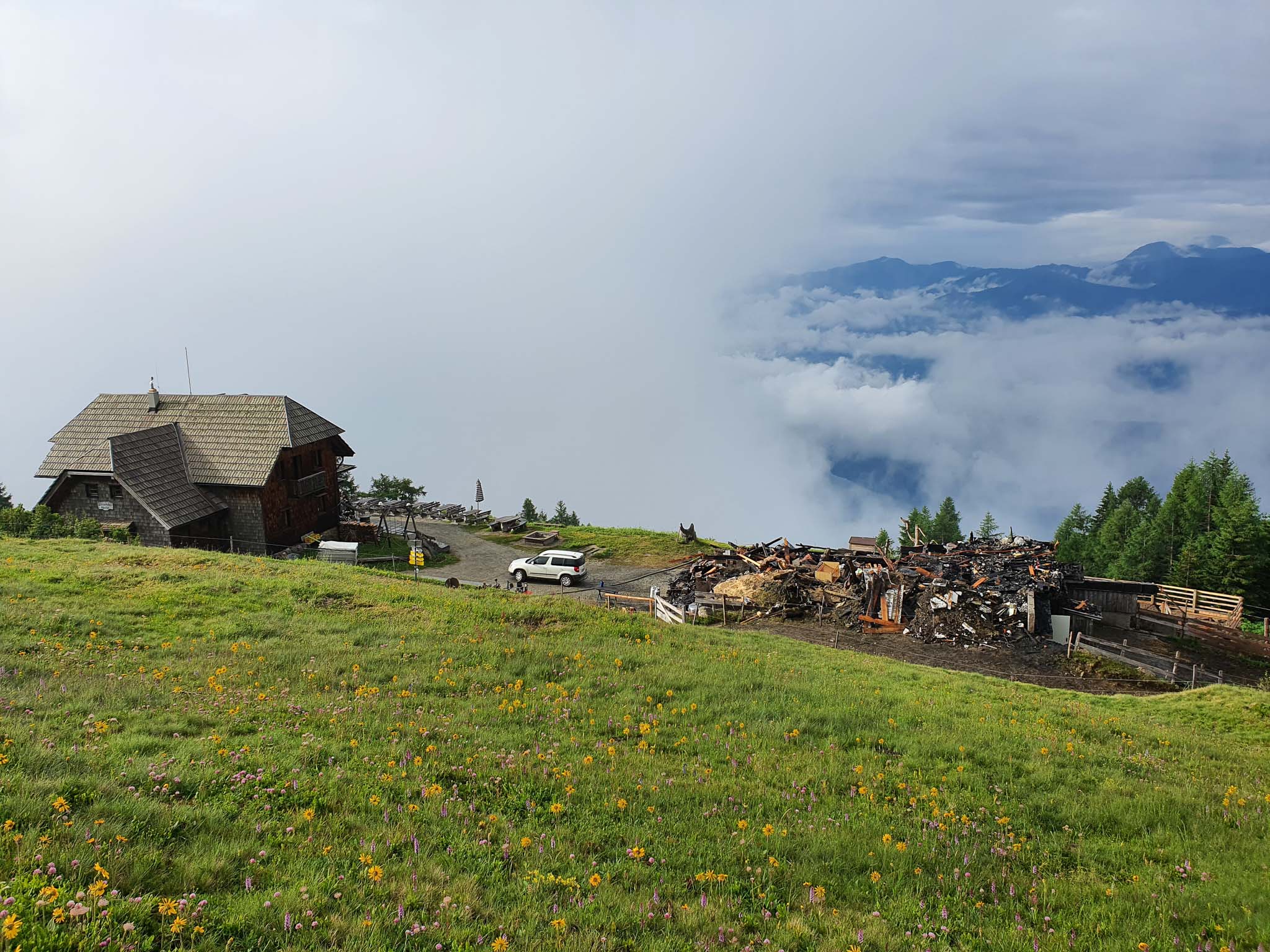 Die Sennerei der AlexanderAlm nach dem Flammeninferno im Brandschutt.