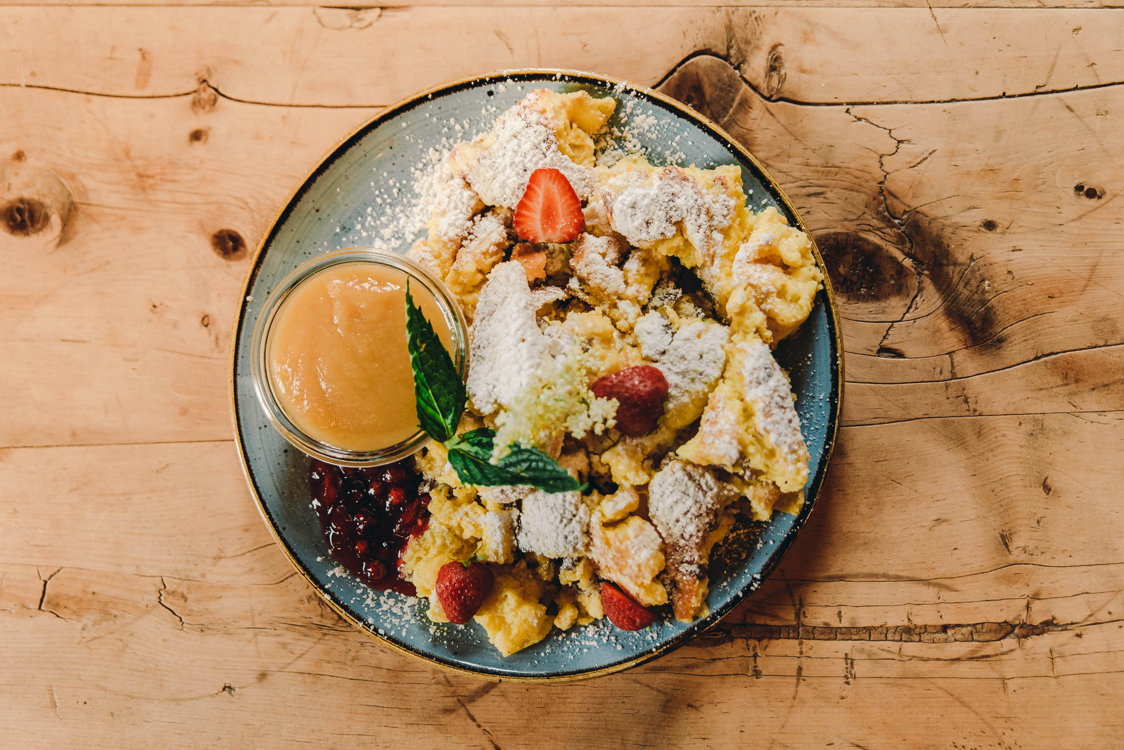 Selbstgemachter Kaiserschmarrn auf der Alexanderhütte. Fein garniert und mit regionalen sowie biologischen Zutaten zubereitet.